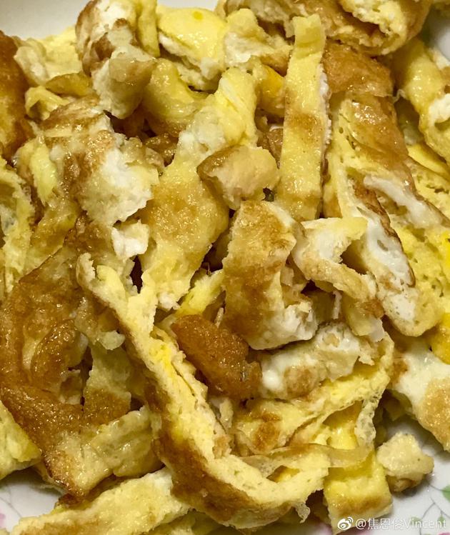 焦恩俊微博晒自制美味春卷 称“营养又卫生!”