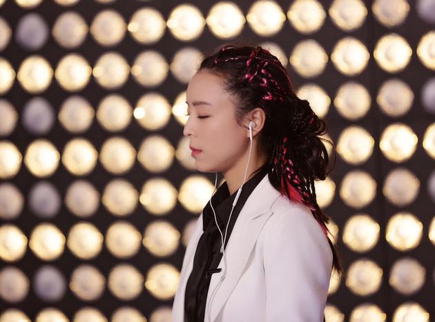 决赛前张静初静心准备