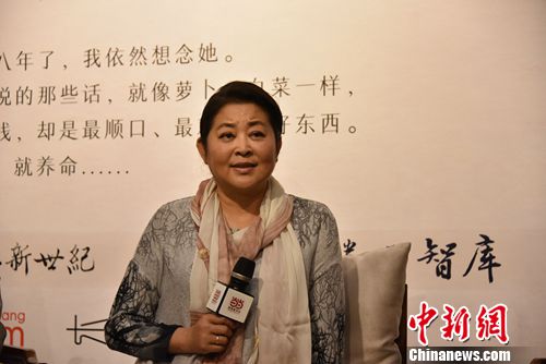 倪萍(前排右一)与好友赵忠祥(前排中间)等人合影。北京长江新世纪供图