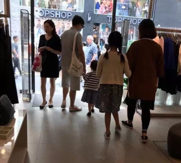 黄磊一家四口现身香港  多多贴心搀扶怀孕妈妈