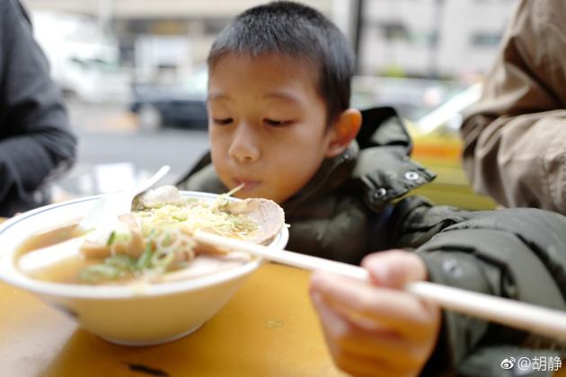 接地气!阔太胡静儿子街头吃面一脸不情愿|胡静