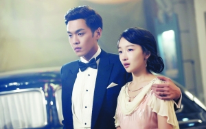 张若昀和周冬雨在《麻雀》中演一对假夫妻。