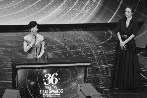 章子怡为最佳女主角颁奖，当获悉得奖时，惠英红又开心又激动，在台上哭成泪人