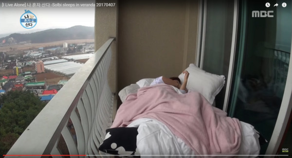 韩女星每晚睡阳台
