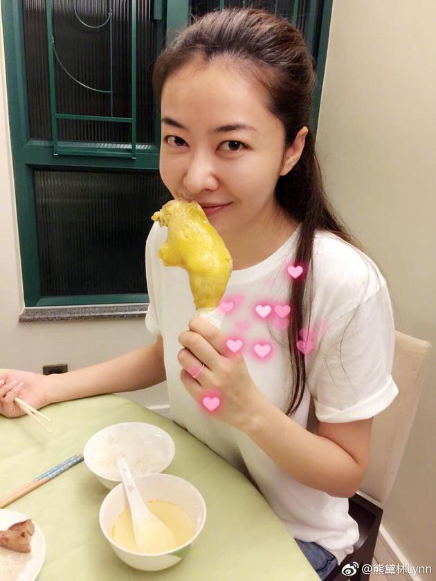熊黛林晒婆婆牌爱心鸡腿 疑回应未怀孕遭冷落