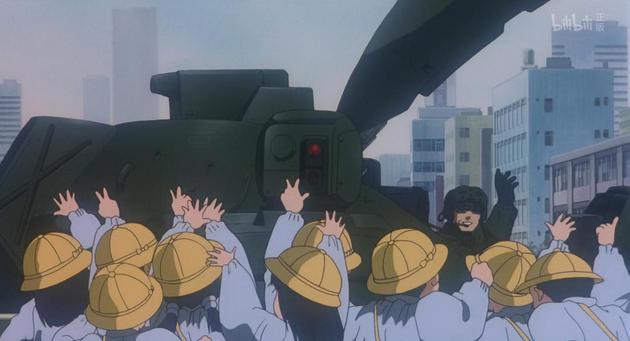 《机动警察剧场版2 和平保卫战》中,不谙世事的孩子们和遍布东京的自卫队军人打招呼