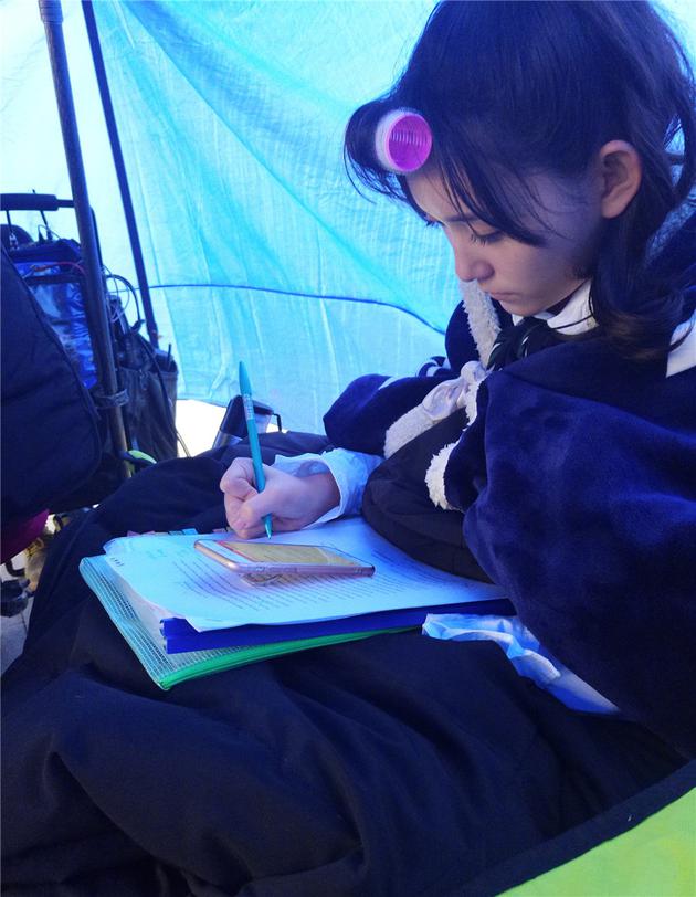 蒋依依拍戏间隙写作业 戴发卷变史上最美