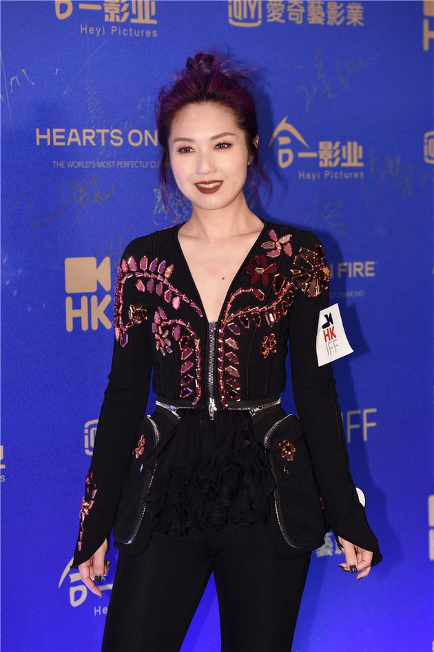 杨千嬅亮相香港国际电影节红毯