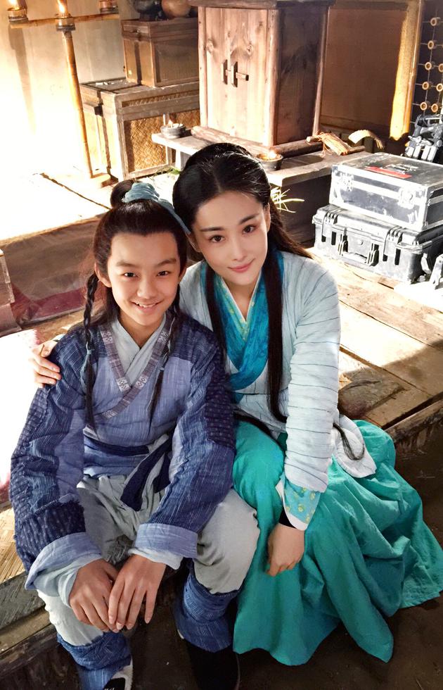 黄毅饰演莫愁女（张馨予饰）弟弟