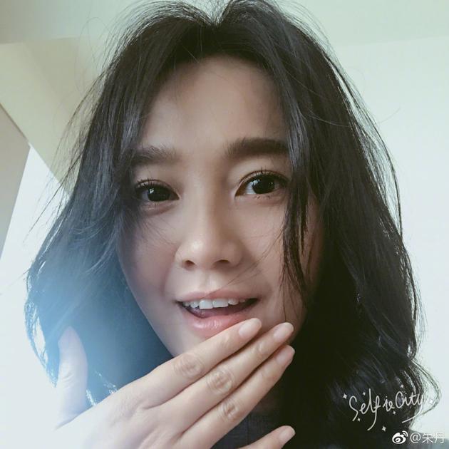 朱丹晒近照喊话长发已及肩 网友：可以嫁了
