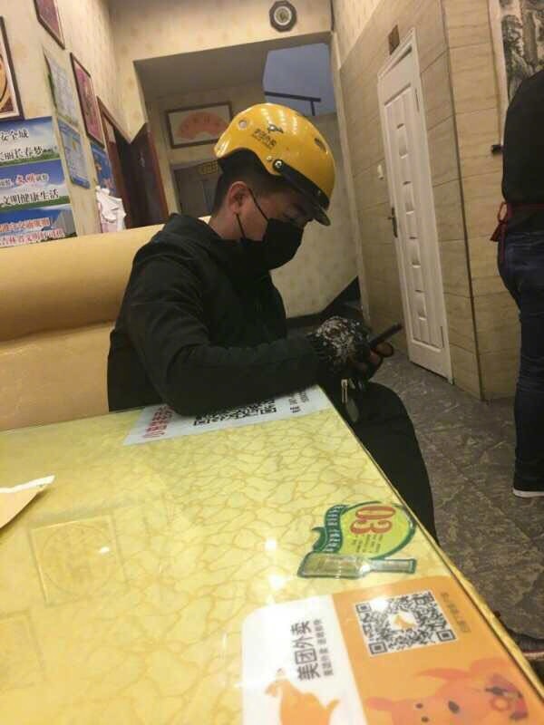 被歌迷认成苏醒的外卖小哥