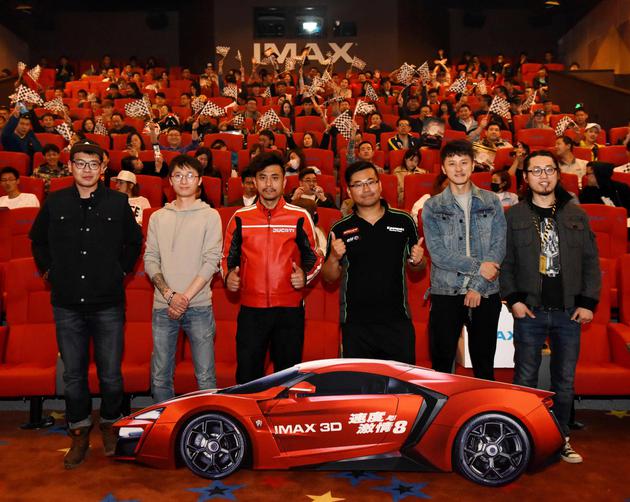 六大汽车俱乐部主理人与《速8》车迷粉丝在北京悠唐博纳IMAX影城映前合影
