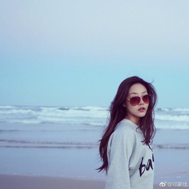 邓家佳沙滩美照