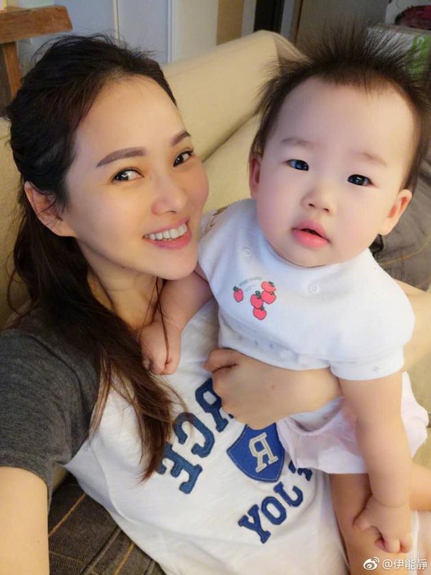 伊能静晒小米粒日常萌照 王子大长腿帅气出镜
