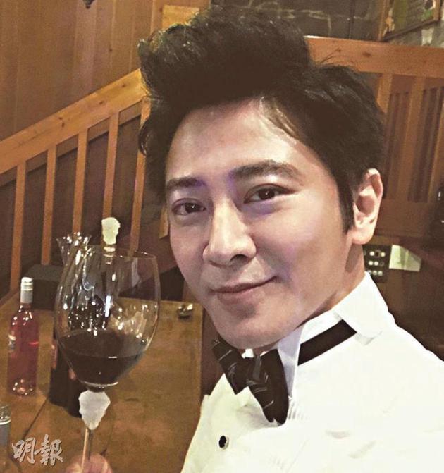 孙耀威前晚(4月13日)上载自拍照,见他穿着白色衬衣、戴着蝴蝶领结,像新郎服装。