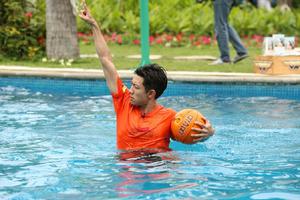 《高能少年团》张一山徒手劈砖 与夏雨同框斗