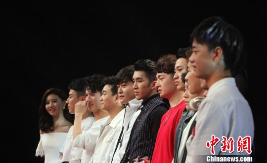 图为10强争夺战中与“挑食少女团”互动。　张道正 摄