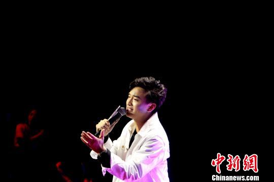 图为选手在比赛中演唱。　张道正　摄