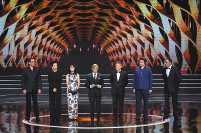 电影节评委美国导演罗伯·明可夫、中国女演员蒋雯丽、中国香港女导演张婉婷、丹麦导演比利·奥古斯特、意大利著名制作人保罗·德尔·布洛科、罗马尼亚导演拉杜·裘德以及法国演员让·雷诺(从左至右)。鲁鹏 摄