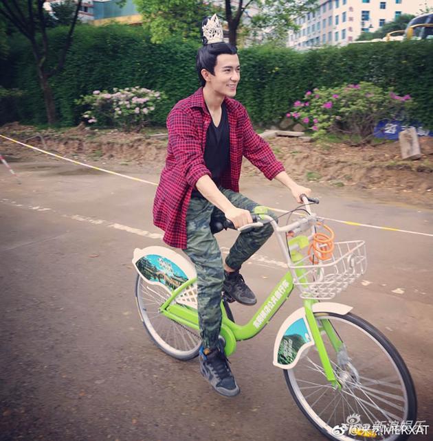 疯一样的男子!米热骑共享单车倡导低碳出行