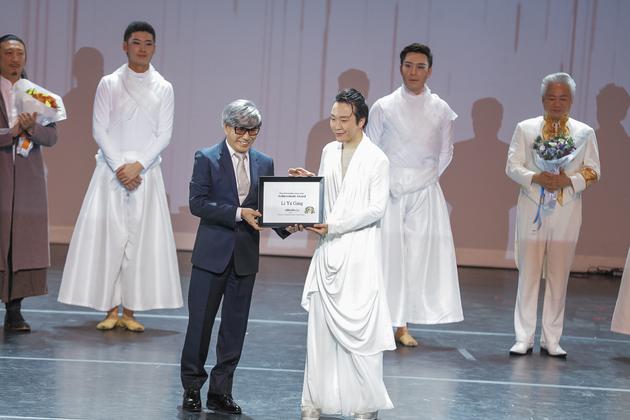 李玉刚纽约领取亚洲杰出艺术家奖