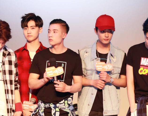 X玖少年团见面会青春洋溢 九十度鞠躬感恩粉丝