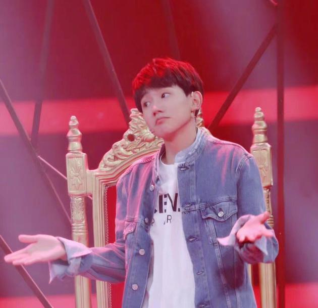 太会玩!王源晒视频被托举出场 搞怪尬舞花样百