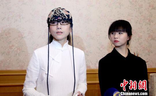 杨丽萍偕小彩旗天津受访。 张道正 摄