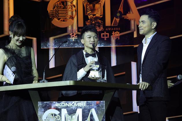 周深现场领奖照