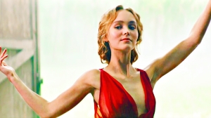 约翰尼·德普的女儿莉莉-罗丝·德普在片中献演两段灵气十足的独舞。
加斯帕德·尤利尔的演技和颜值为《舞女》加分。