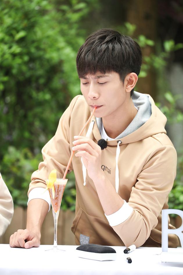 高能队长张一山喝饮料