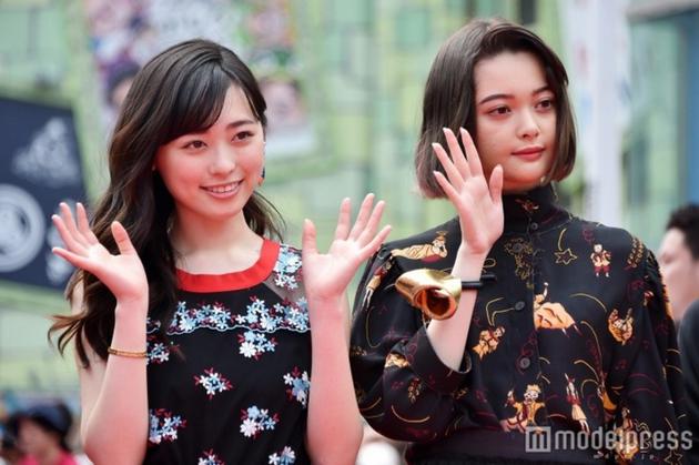 左起福原遥、玉城TINA冲绳国际电影节走红毯
