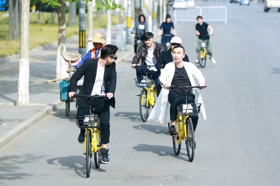 《提着心吊着胆》亮相北影节 曹瑞骑小黄车走