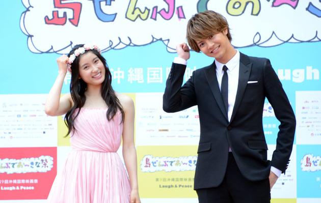 左起土屋太凤、片寄凉太冲绳国际电影节走红毯