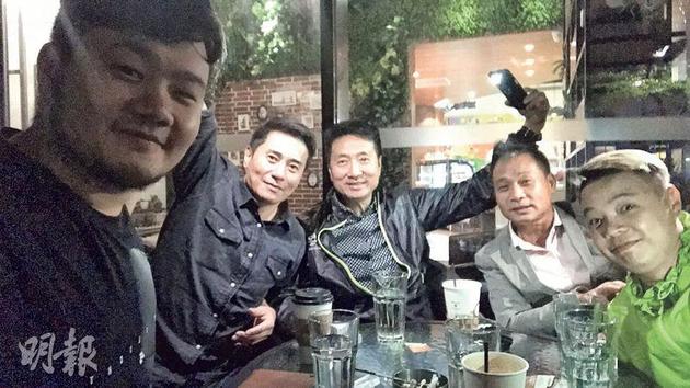 登台前,曾守明(中)和朋友们喝咖啡聊天