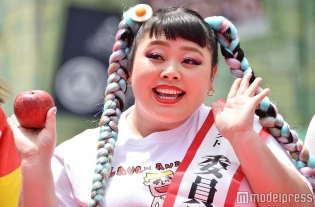 渡边直美冲绳国际电影节走红毯