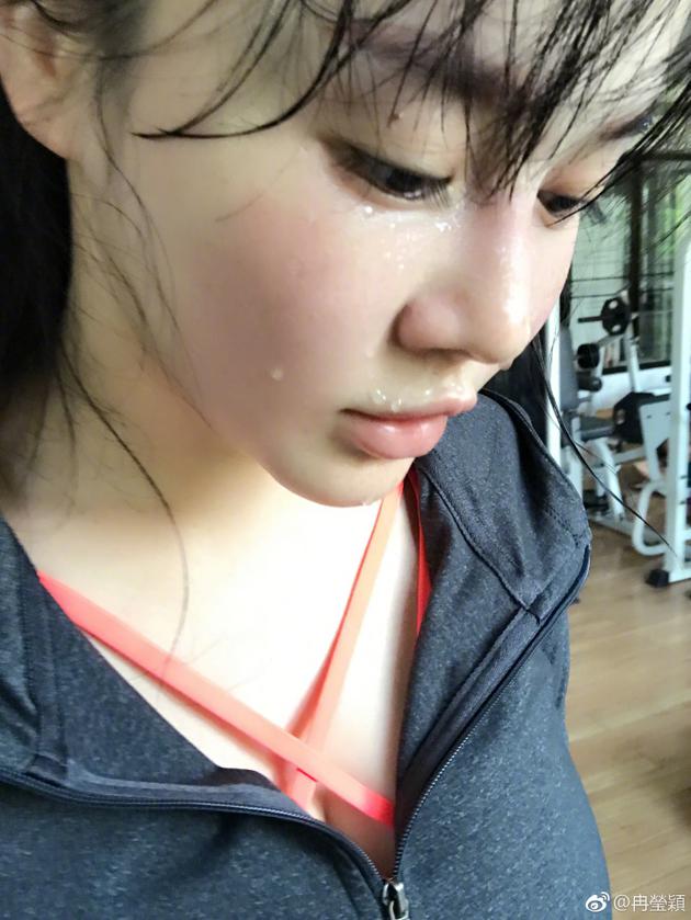 冉莹颖晒晨起运动照 网友:充满正能量的辣妈