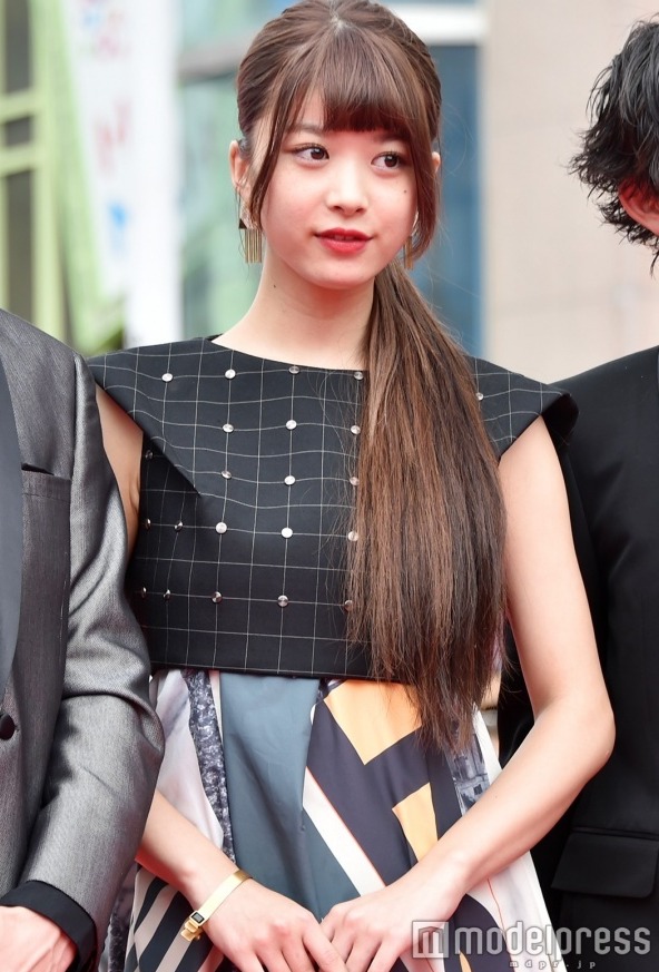 马场富美加冲绳国际电影节走红毯