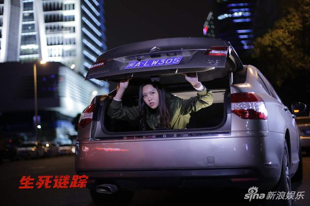 李菲儿被困车后箱