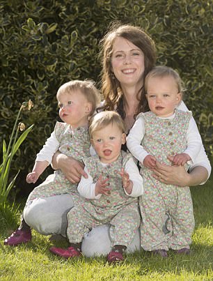 英国女子“复孕”诞三胞胎