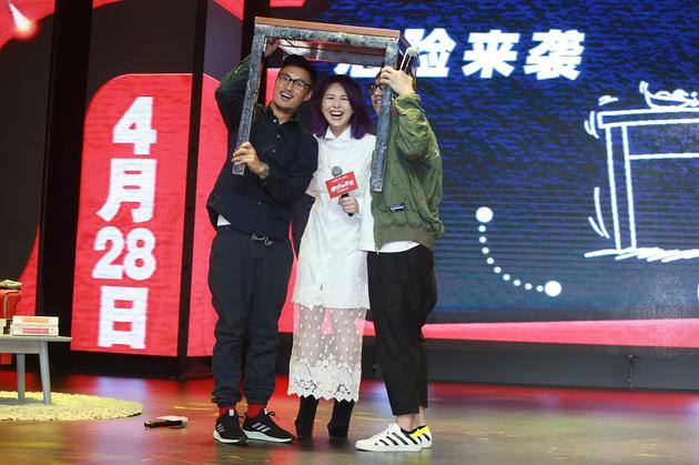 阿乐千嬅与导演彭浩翔示意如何在地震中自救