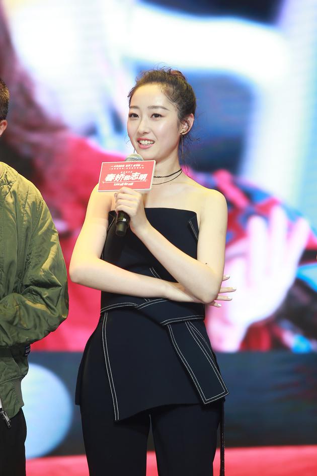 “干妈”蒋梦婕在现场