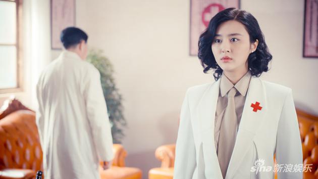 甘露《特种兵》剧照优雅干练 上演战地版医场