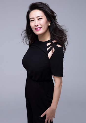 贾妮参加读诗会 端庄大气感人入胜