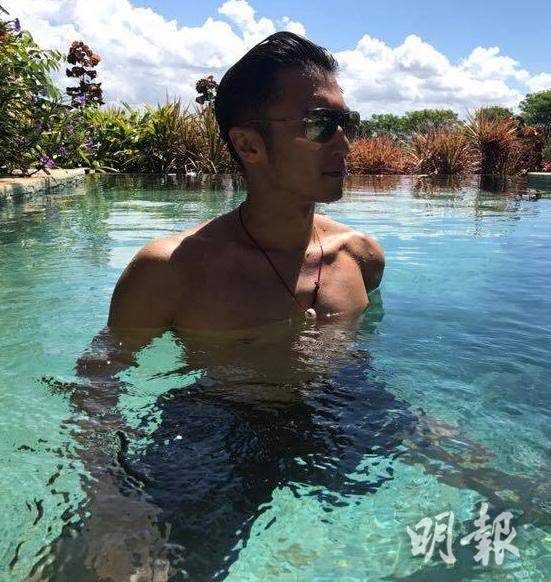 谢霆锋抽空游泳秀出结实肌肉,做老板也要锻炼身体。