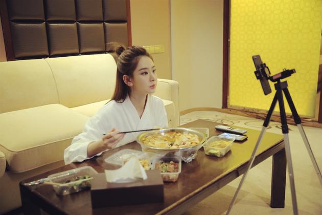 戚薇直播追剧猛吃酸菜鱼 赞杨幂baby美貌|戚薇