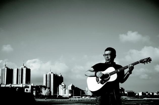 庞龙新歌《躲在心里的时光》校园版MV上线 |庞