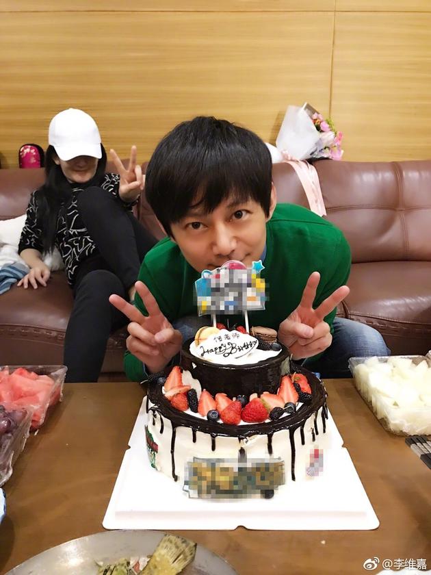 谢娜给何炅庆生