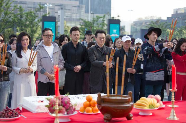 众主演上香祈福