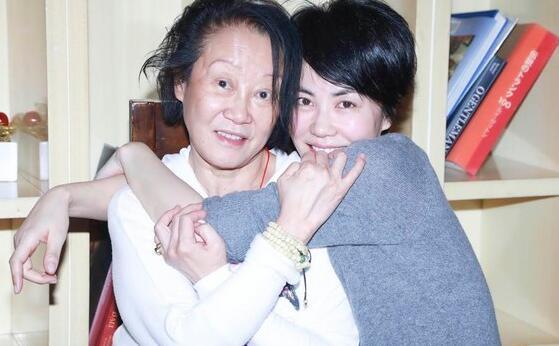 王菲与经纪人陈家瑛情同母女